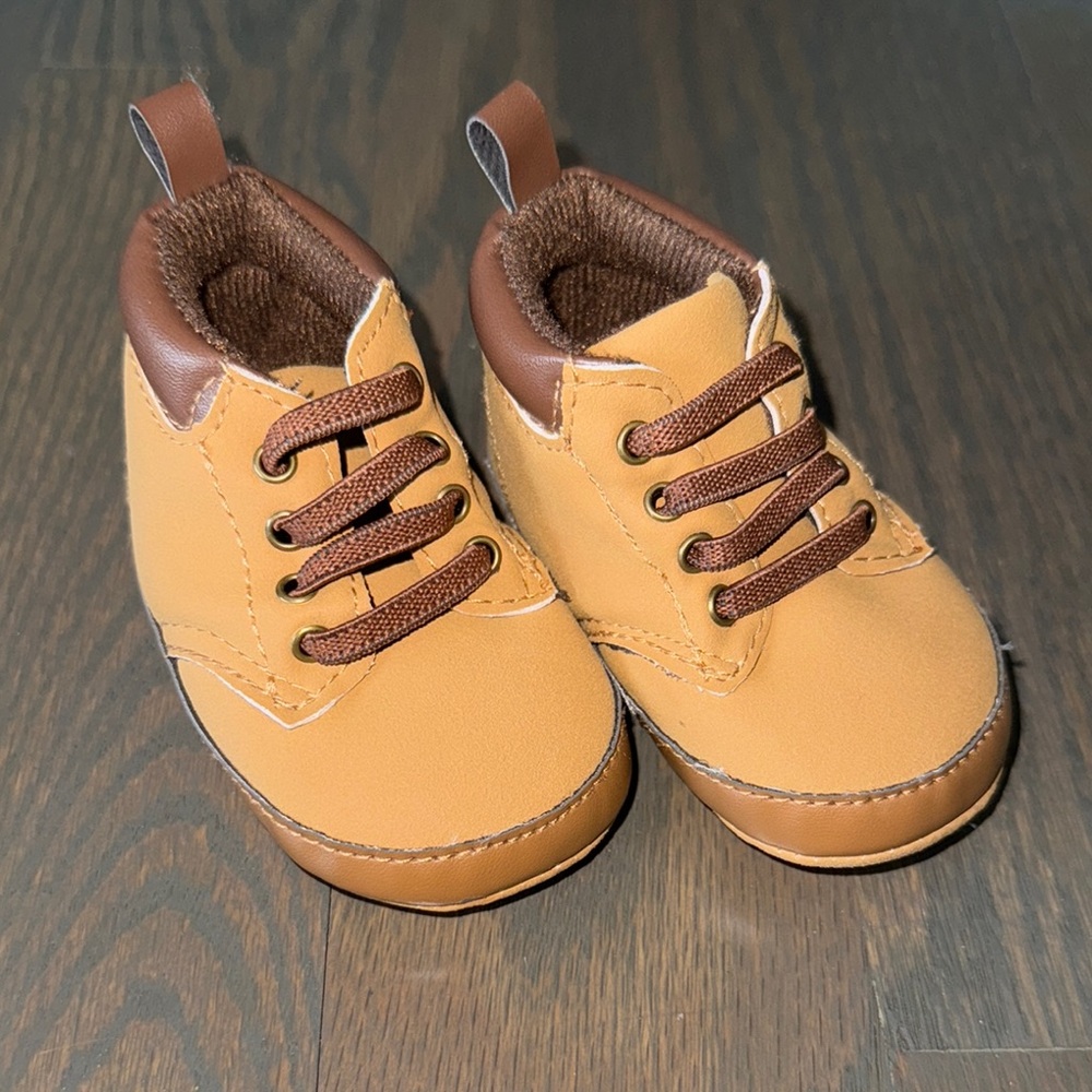 Goldbug Baby Tan Lace-Up Crib Booties Shoes Size 0-3 Months